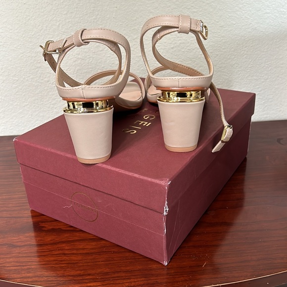 Beautiful Torgeis wedge heels in size 9. - Picture 3 of 4